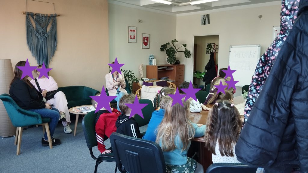 Przedszkolaki z grupy „Jeżyki” ze Społecznego Przedszkola w Białej Podlaskiej odwiedzające Przedstawicielstwo Ośrodka Adopcyjnego w Białej Podlaskiej
